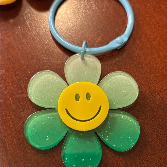 Colorful Smiley Flower Keychains - Picture 2 of 7
